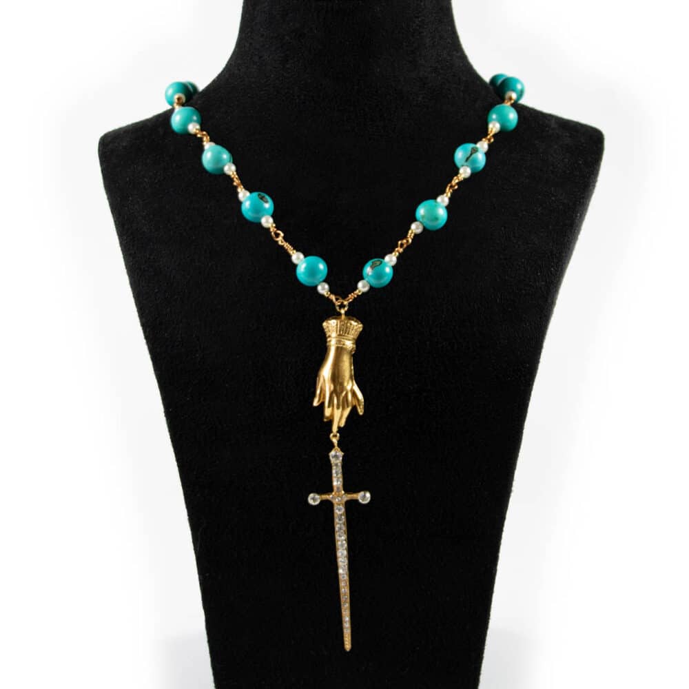 Collier de perles de turquoise et pendentif Épée