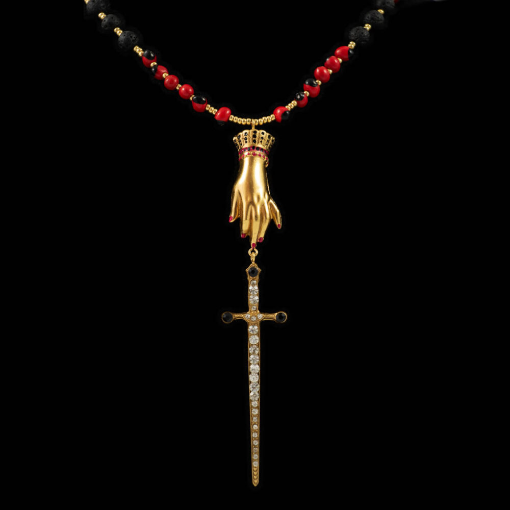 Collier sautoir avec pendentif Épée et perles de roche volcanique et graines peintes – Image 2